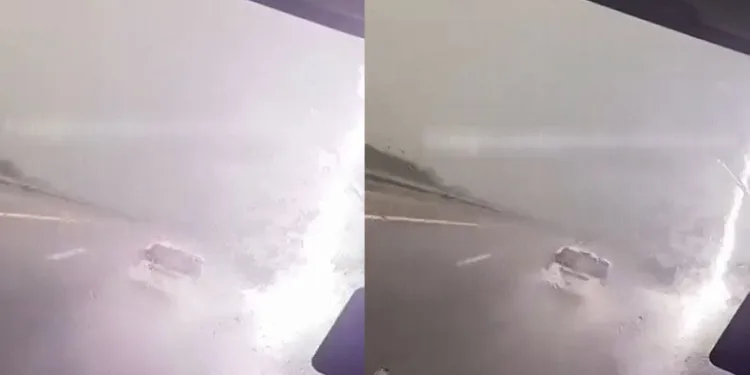 Yoldaki araçların yanına yıldırım düştü