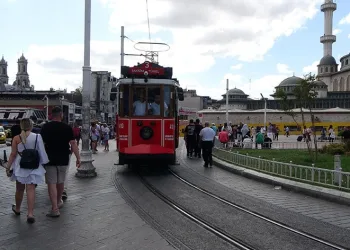 Tramvaylarda şarkılarla zaman yolculuğu