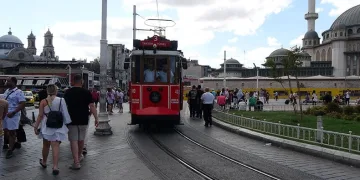 Tramvaylarda şarkılarla zaman yolculuğu