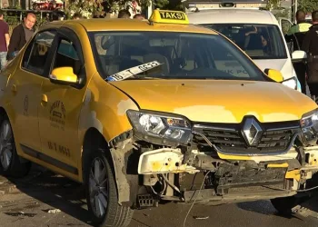 Çarpışan otomobillerden biri markete daldı