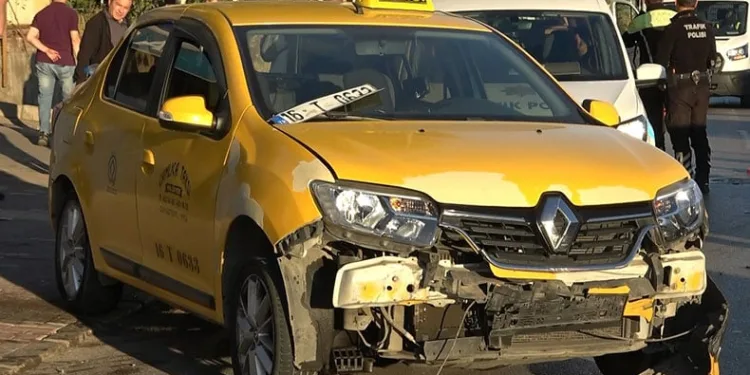 Çarpışan otomobillerden biri markete daldı