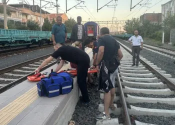 Hareket eden trenden atladı