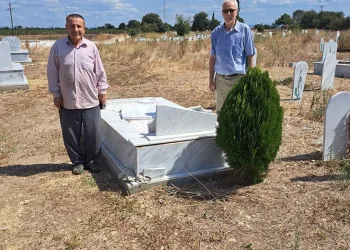 Müslümanların mezar taşlarını kırdılar