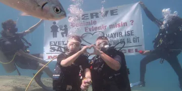 Böyle olur dalgıçların evlilik teklifi