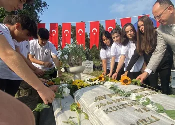 Eski Bakanı Avni Akyol kabri başında anıldı