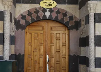 Depremler sonrası caminin terazisi kaydı