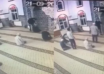 Camiye ayakkabıyla girmişti, nedeni meğerse