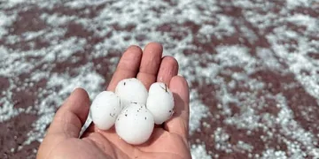 Ardahan’da dolu ve sağanak etkili oldu