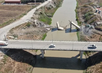 Depremin domino taşı gibi yıkmıştı