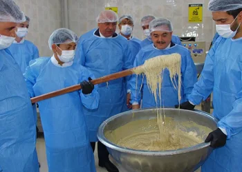 Liselilerden ekmekten sonra tahin helvası üretimi