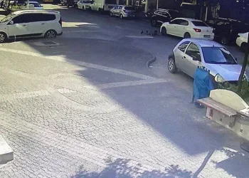 Yola fırlayan çocuk ölümden döndü