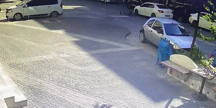 Yola fırlayan çocuk ölümden döndü