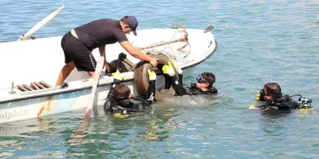 Araç lastiği, sandalye ve torbalarca çöp