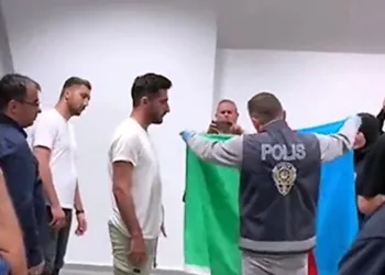 Azerbaycan bayrağını öperek teslim aldı