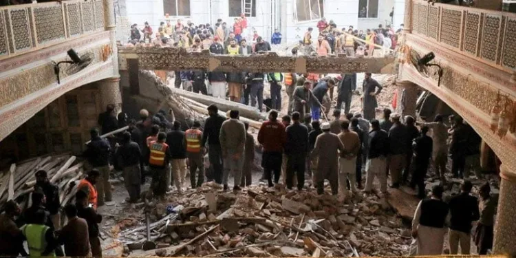 Pakistan’da cami yakınında intihar saldırısı