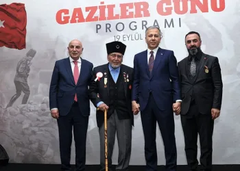 Dört kuşak gaziler aynı fotoğraf karesinde