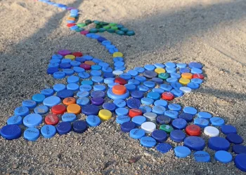Plastik kapaklarla çevre mesajı verildi