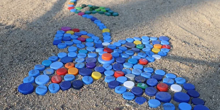 Plastik kapaklarla çevre mesajı verildi