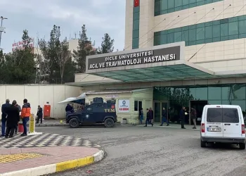 Ailesinin komşusuyla olan kavgasını ayıran polis silahla vuruldu