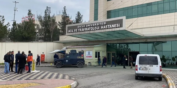 Ailesinin komşusuyla olan kavgasını ayıran polis silahla vuruldu
