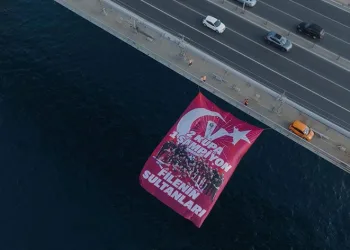 Filenin Sultanları’nın bayrağı, köprülere asıldı