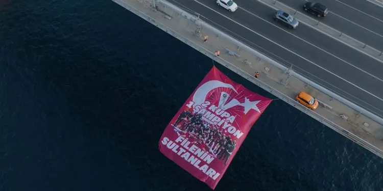Filenin Sultanları’nın bayrağı, köprülere asıldı