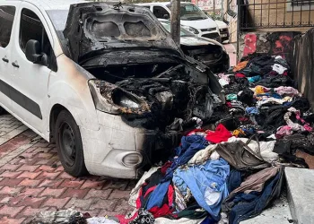 Yaşlı kadının sokakta sattığı kıyafetleri yaktı