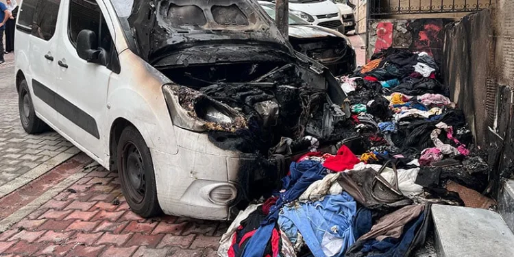 Yaşlı kadının sokakta sattığı kıyafetleri yaktı