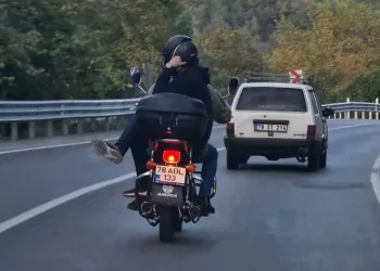 Bacak bacak üstüne atarak yolculuk yaptı