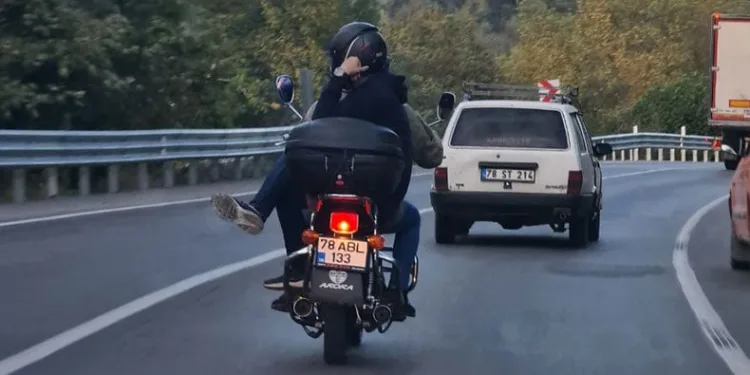 Bacak bacak üstüne atarak yolculuk yaptı