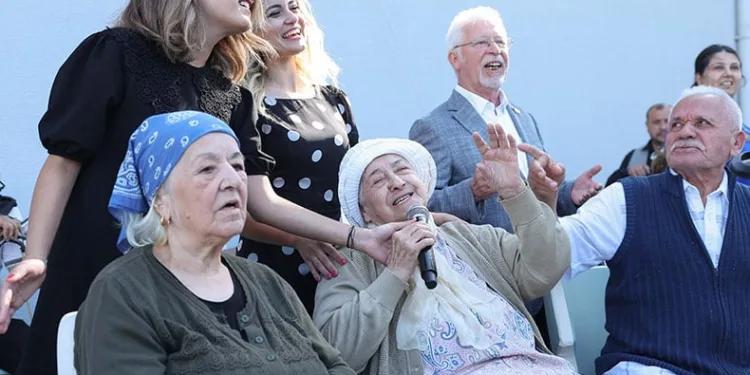 Alzheimer hastalarının neşe dolu günü