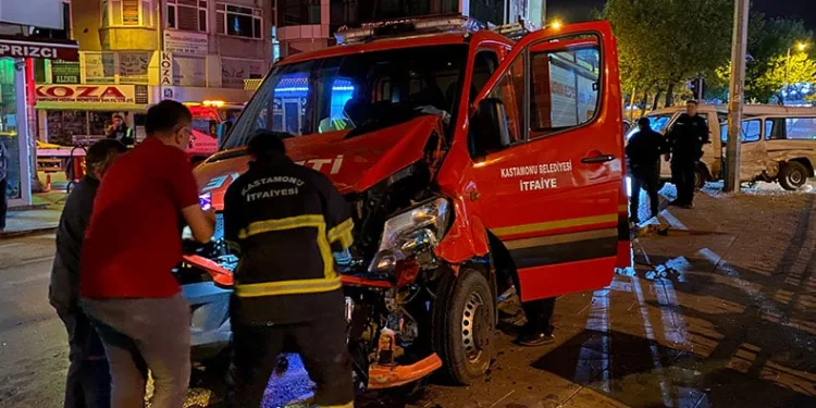 Kazaya giden itfaiye ekibi kaza yaptı