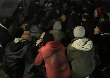 Şüpheli kamyonetten 38 kaçak göçmen çıktı