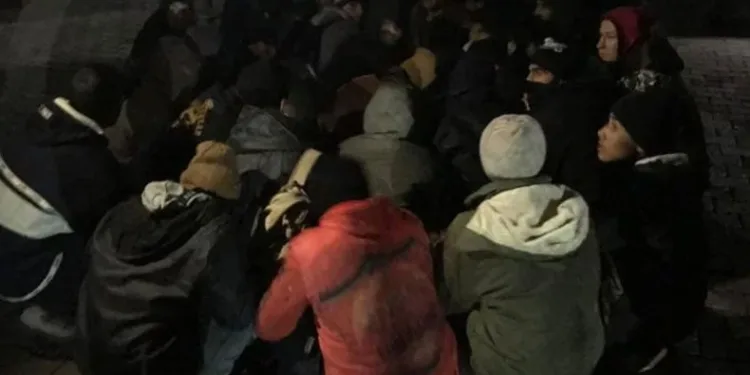 Şüpheli kamyonetten 38 kaçak göçmen çıktı