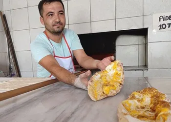400 yıldır hazırlanan pideler 8 saatte tükeniyor