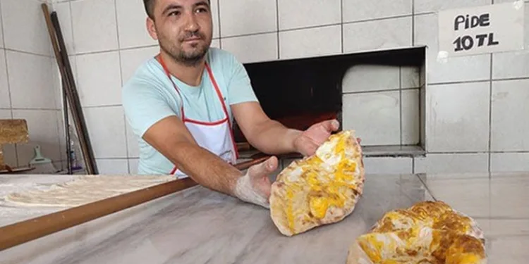 400 yıldır hazırlanan pideler 8 saatte tükeniyor
