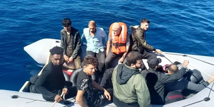 Balıkesir açıklarında 13 düzensiz göçmen kurtarıldı