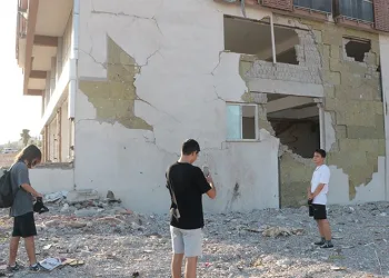 Felaketi unutmak istemeyip fotoğraf çektirdiler