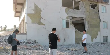Felaketi unutmak istemeyip fotoğraf çektirdiler