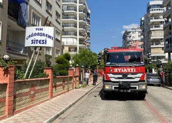 Apartmandaki yoğun duman vatandaşları sokağa döktü