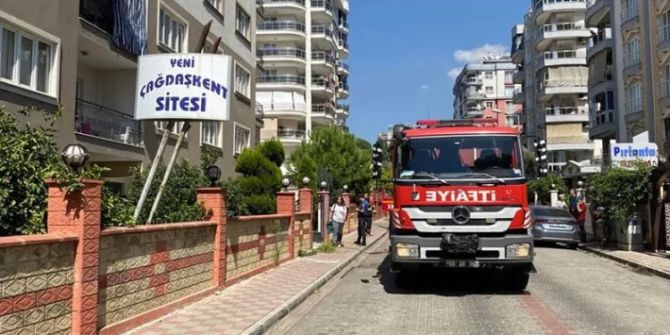 Apartmandaki yoğun duman vatandaşları sokağa döktü