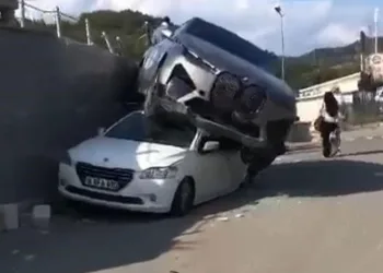 Kontrolden çıkan cip, park halindeki aracın üzerine düştü