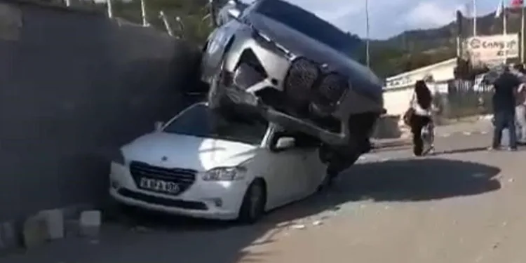Kontrolden çıkan cip, park halindeki aracın üzerine düştü