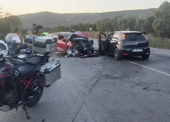Virajı alamayınca karşıdan gelen otomobillere çarptı