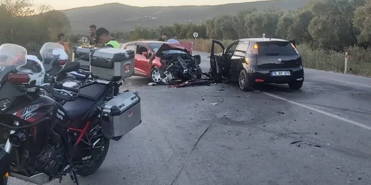 Virajı alamayınca karşıdan gelen otomobillere çarptı