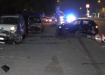 “Yolda giderken elektrik direği düştü “