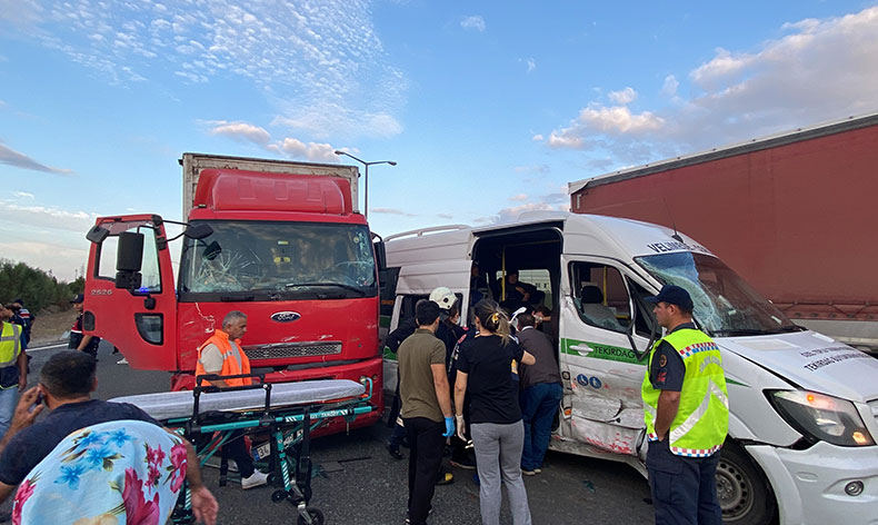 Tekirdağ'da yolcu minibüsü ile kamyon çarpıştı