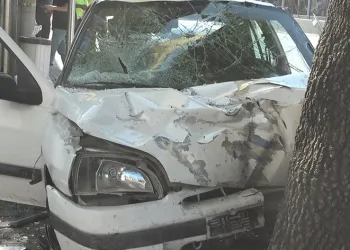 Bursa’da otomobil otobüs durağına daldı