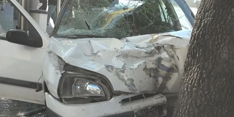 Bursa’da otomobil otobüs durağına daldı