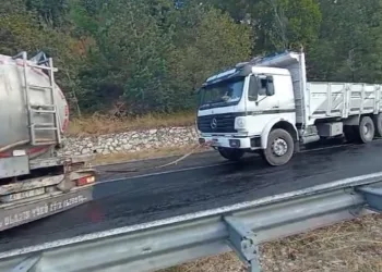 Bursa’da kontrolden çıkan tır istinat duvarına çarptı